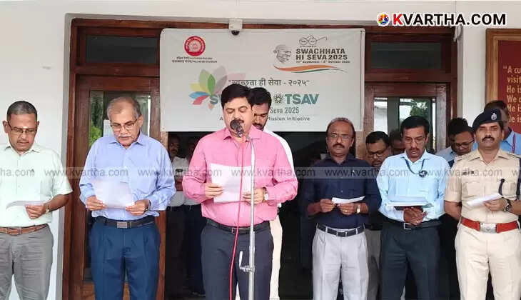 Palakkad railway officials and students at the 'Swachhta Hi Seva' campaign.