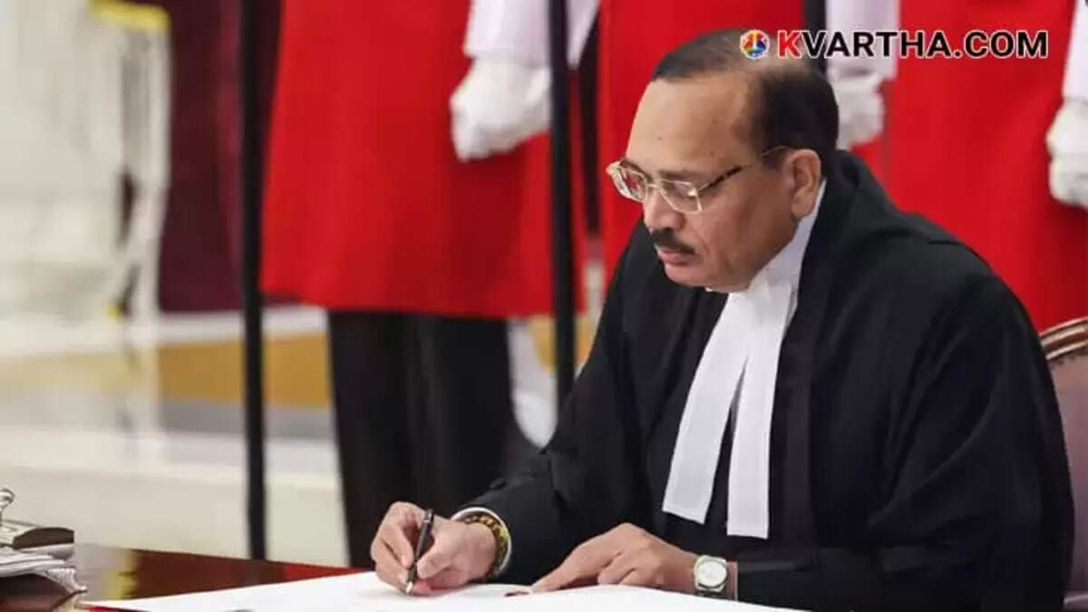 Justice Surya Kant taking oath as Chief Justice of India.