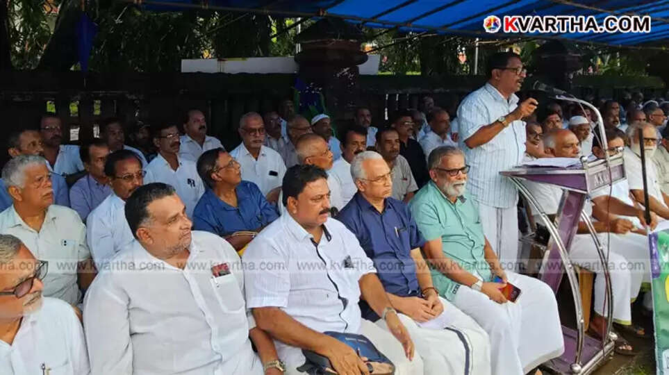 Hanifa Muniyoor inaugurating Pravasi League protest in front of Kannur Collectorate.