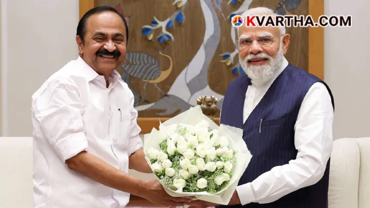  Kerala Chief Minister V.D. Satheesan exchanging greetings with Prime Minister Narendra Modi in New Delhi