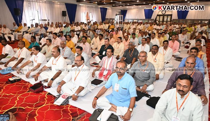 RSS leaders inaugurating the Karyakari Mandal meeting in Jabalpur