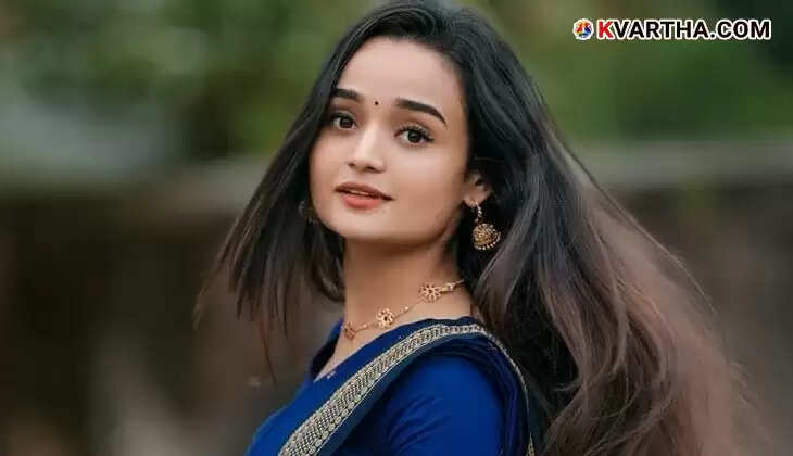 Actress Meenakshi posing for a photo.