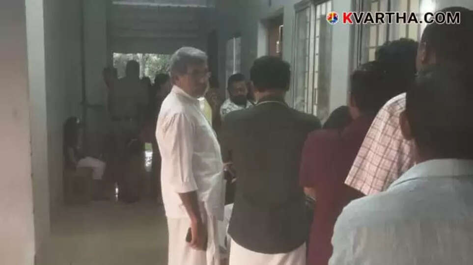 Image Representing Second Phase of Local Body Polls Underway in Seven Northern Kerala Districts EVM Glitches and Bee Attack Reported