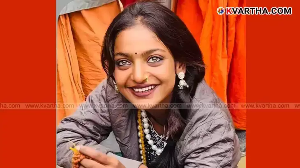 A photo of viral social media star Monalisa Bhonsle smiling.