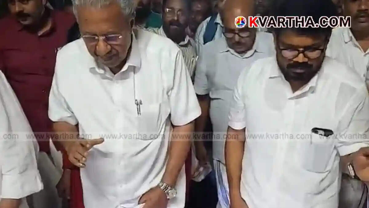Symbolic image of the reception accorded to Pinarayi Vijayan at the Kannur Railway Station
