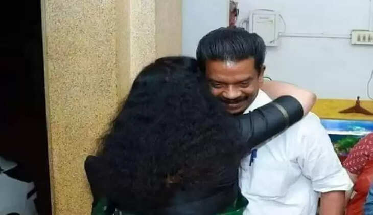 Divya S Iyer heartwarming hug former Minister K Radhakrishnan pic goes viral, Viral, Social Media, Divya S Iyer, Heartwarming, Hug