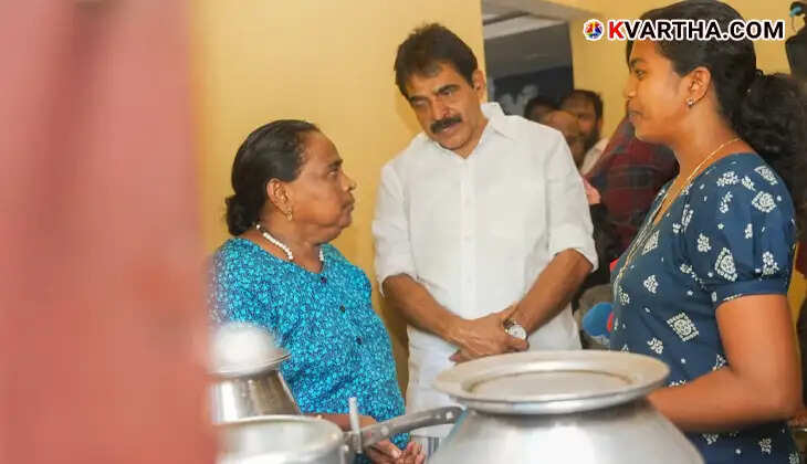 KC Venugopal MP having food with housewives in