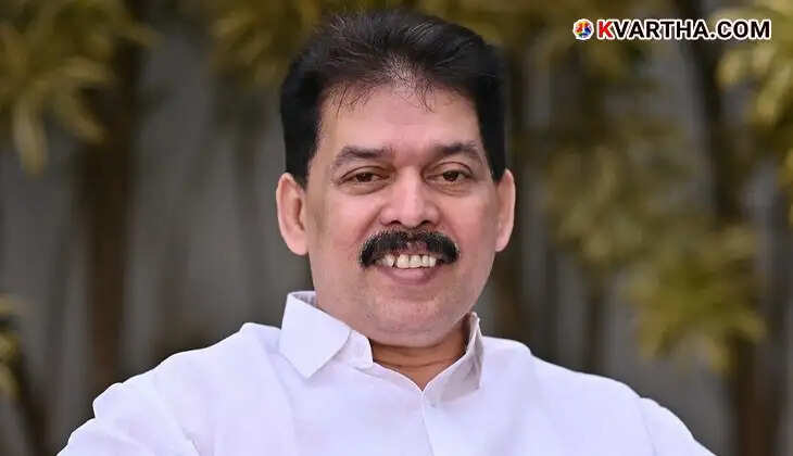 Former MLA Karat Razak receiving IUML membership from Panakkad Sadiqali Shihab Thangal.