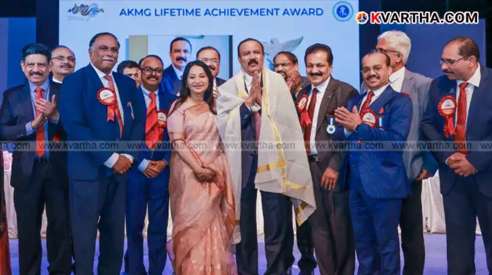 Dr. Azad Moopen receiving the Lifetime Achievement Award.