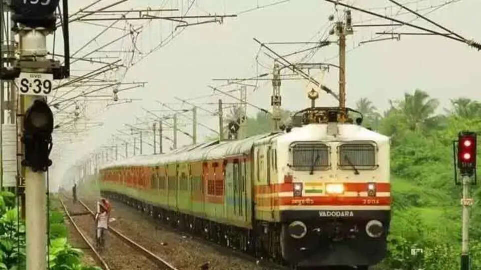 Man died after falling under a moving train while trying to board with tea