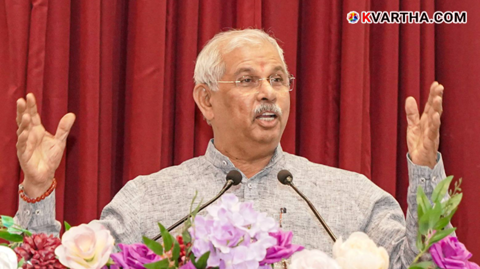  Governor Rajendra Arlekar delivering policy address at Kerala Assembly.