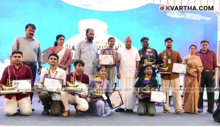 Winning students from NSS Madavoor and Kariyavattom Campus with CM Pinarayi Vijayan.